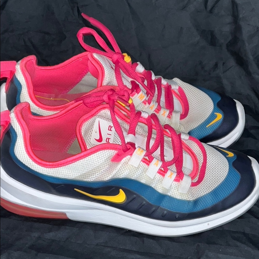 Women’s Size 11 NIKE AIR MAX AXIS SHOES